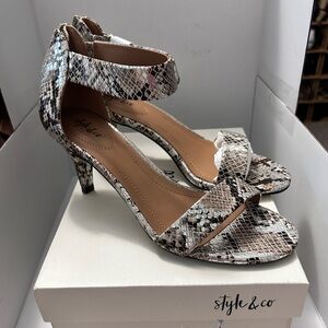 Style & Co Paycee Metallic Blu Heels

Size 8 M